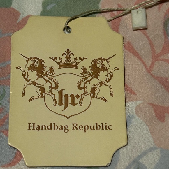 Adorable, versatile, purse, clutch or cute gold chain strap - Picture 4 of 5